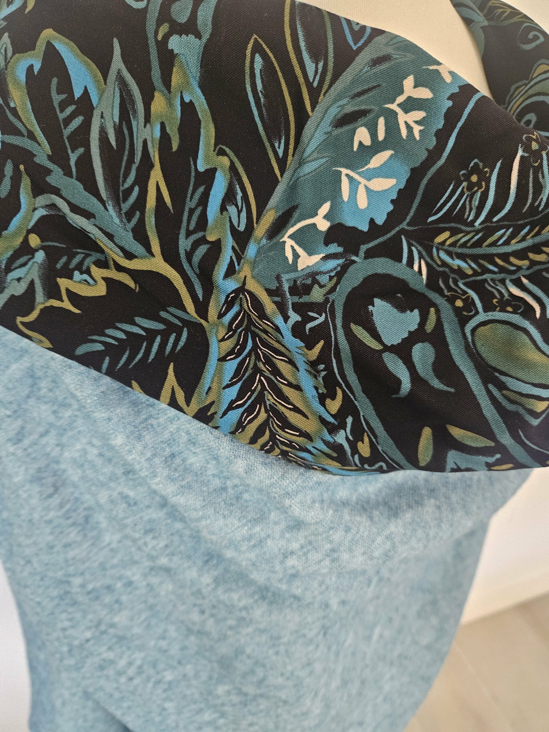 Cape en maille verte claire et viscose fond noir – Image 2