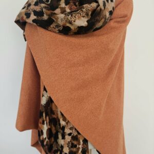 Cape en maille orangée et viscose imprimée
