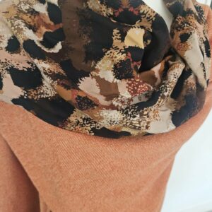Cape en maille orangée et viscose imprimée
