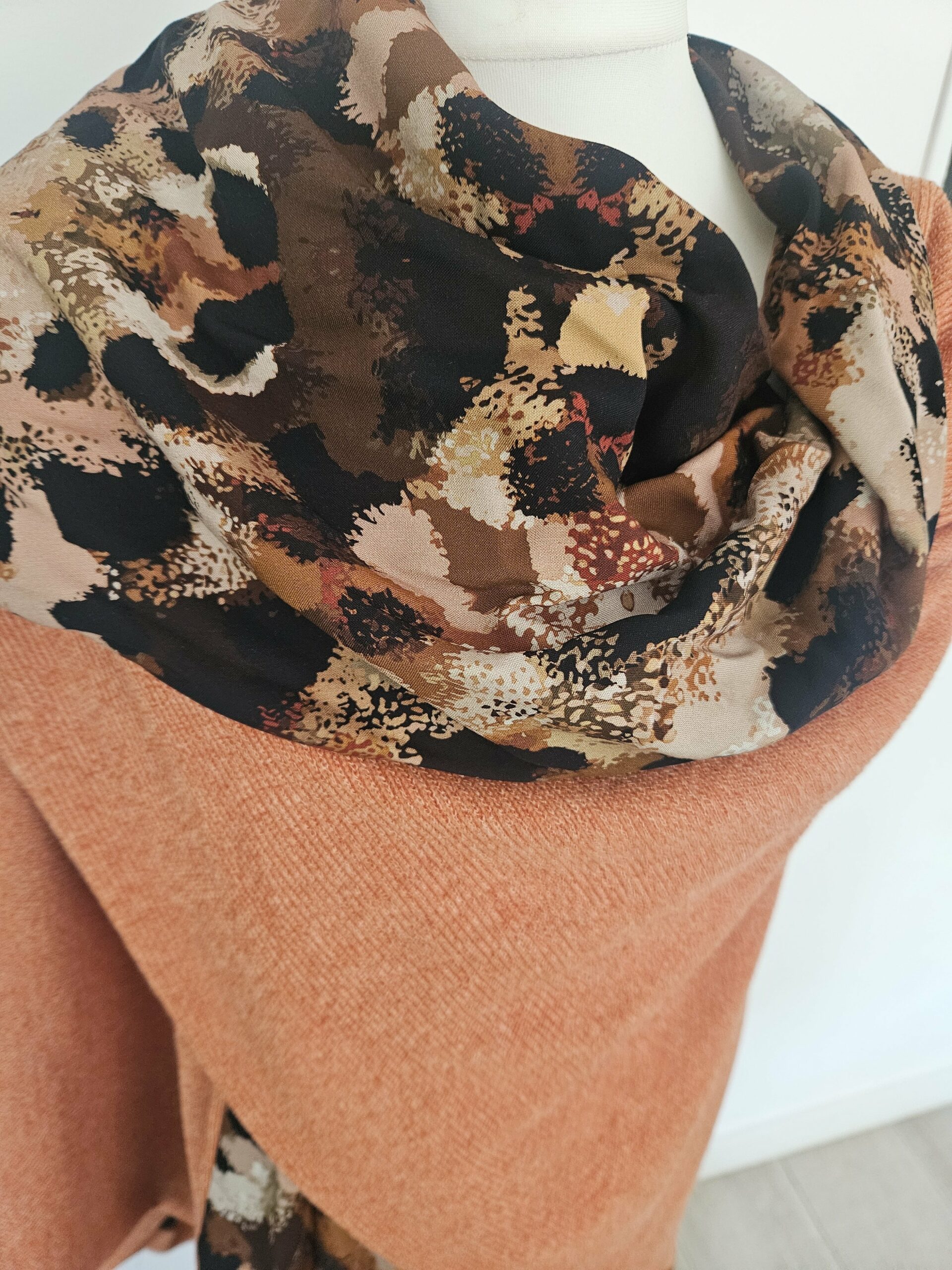 Cape en maille orangée et viscose imprimée – Image 2