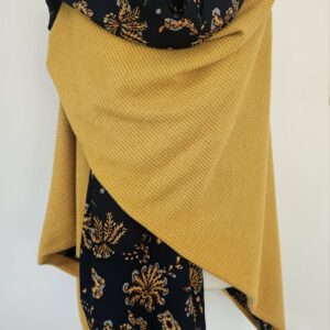 Cape en maille jaune et viscose bleue marine