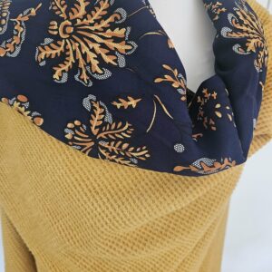 Cape en maille jaune et viscose bleue marine