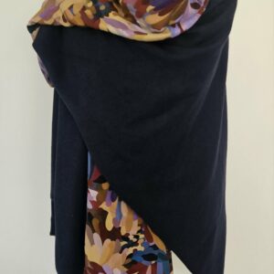 Cape en maille bleue marine et viscose multicolor