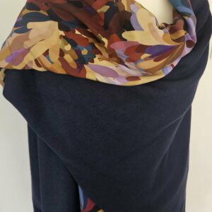 Cape en maille bleue marine et viscose multicolor